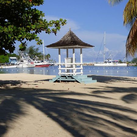 Beach Studio 18 Ocho Rios Bagian luar foto